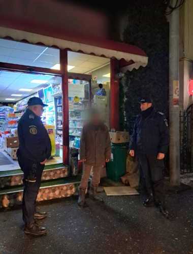 Bărbat dat dispărut de nouă ani, de pe vremea când era adolescent, găsit pe stradă de jandarmii din Argeş, care l-au salvat de la hipotermie