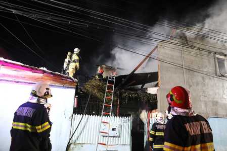 Trei locuinţe din Sectorul 3 al Capitalei, afectate de un incendiu puternic/ Una dintre case a fost distrusă complet/ Două femei cu atac de panică, transportate la spital - FOTO, VIDEO
