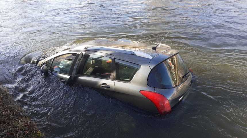 UPDATE - Un autoturism a plonjat în râul Someş, la Cluj-Napoca/ Şoferul a reuşit să iasă singur din maşină 