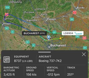 Un avion care a plecat de la Bucureşti către Luxembourg a revenit pe Aeroportul Otopeni după zece minute, unul dintre piloţi afirmând că un generator şi unitatea de alimentare auxiliară au cedat / Cursa operată cu un avion Boeing 737 a fost anulată