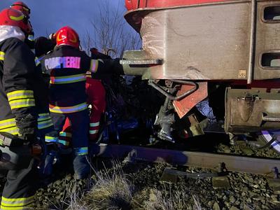 UPDATE - Bacău: Un tren în care se aflau 30 de călători a lovit o maşină / Doi tineri - de 26 şi 28 de ani - au murit / Şoferul nu s-a asigurat / Traficul a fost blocat / Precizările Poliţiei  - FOTO