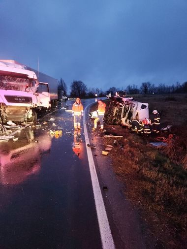Timiş: Un mort şi doi răniţi, în urma unui accident rutier produs pe drumul naţional care preia tot traficul de pe autostradă, în lipsa unui tronson de şosea de mare viteză, aflat în lucru - FOTO
