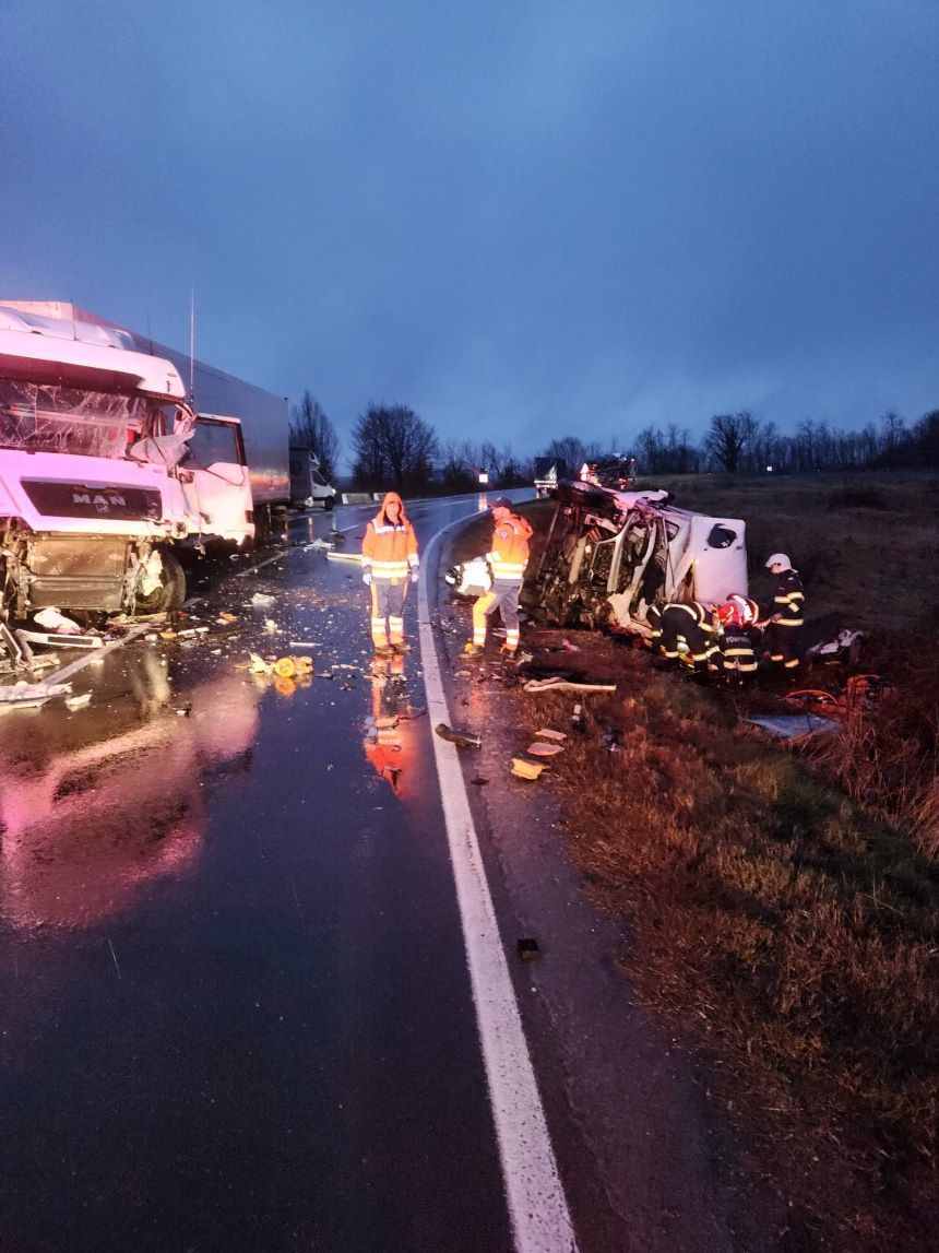 Timiş: Un mort şi doi răniţi, în urma unui accident rutier produs pe drumul naţional care preia tot traficul de pe autostradă, în lipsa unui tronson de şosea de mare viteză, aflat în lucru - FOTO
