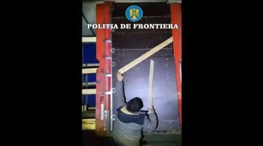 Aproape 50 de migranţi au încercat să iasă ilegal din România, ascunşi în două TIR-uri/ Unul dintre autocamioane avea un locaş special amenajat cu perete dublu - FOTO
