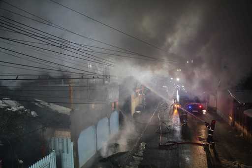 Harghita: Incendiu violent, care a cuprins o casă şi anexe gospodăreşti, stins după patru ore. Două persoane au avut nevoie de îngrijiri medicale
