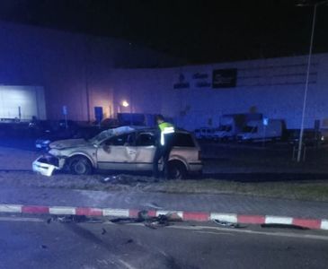 Buzău - Anchetă după ce şoferul unei maşini implicate într-un accident soldat cu rănirea a doi pasageri a părăsit locul accidentului - FOTO