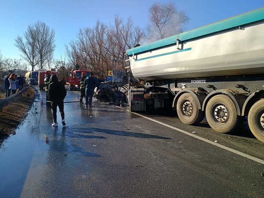 UPDATE - Galaţi: Două vehicule s-au ciocnit, pe DN 24, şi apoi au luat foc / Doi tineri - de 17 şi 22 de ani - carbonizaţi / Maşina în care se aflau a intrat într-un parapet, apoi pe contrasens într-un TIR -  FOTO / VIDEO