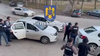 Tânăr atacat într-un parc din Timişoara de doi bărbaţi cu cagule/ Femeia cu care victima se plimba a fost complicele tâlharilor - VIDEO