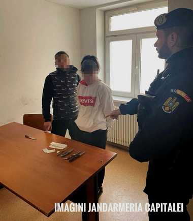 Bucureşti: Bărbat şi femeie, prinşi de jandarmi cu plicuri cu un praf alb şi bricege, în apropierea unei şcoli din Sectorul 6 - VIDEO