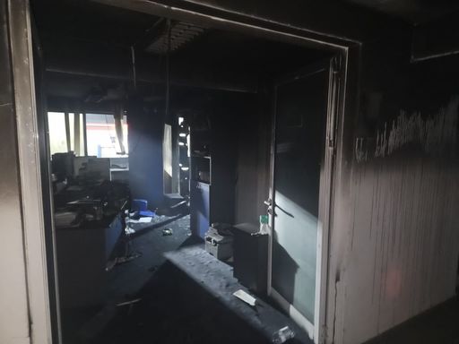 Incendiu la  Casa Judeţeană de Asigurări de Sănătate Vaslui. În vecinătate se află un bloc turn, iar pompierii au verificat starea locatarilor - FOTO, VIDEO
