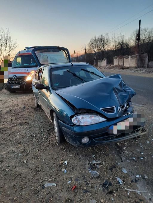 Argeş: Patru răniţi, în urma unui accident în care au fost implicate două autoturisme şi o autoutilitară - FOTO
