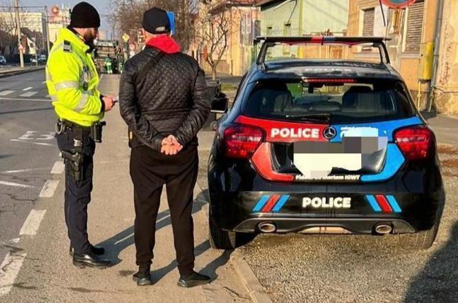 Arad: Maşină inscripţionată cu textul ”Police”, oprită de poliţişti în trafic / Şoferul a fost amendat - FOTO