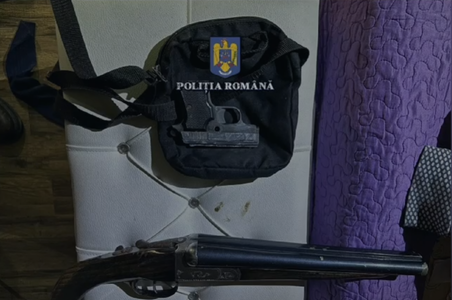 Gorj: Arme letale deţinute ilegal şi muniţie pentru acestea, descoperite la locuinţele unui bărbat de 25 de ani din Târgu Jiu