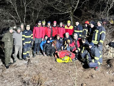Acţiune a Salvamont Salvaspeo Braşov pentru recuperarea a doi câini căzuţi într-o groapă adâncă de 15 metri - VIDEO