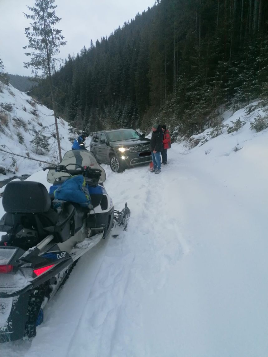 Alba: Jandarmii au deblocat o maşină rămasă înzăpezită în apropiere de Poarta Raiului, în care se aflau două persoane/ În zonă, stratul de zăpadă măsoară peste 40 de centimetri