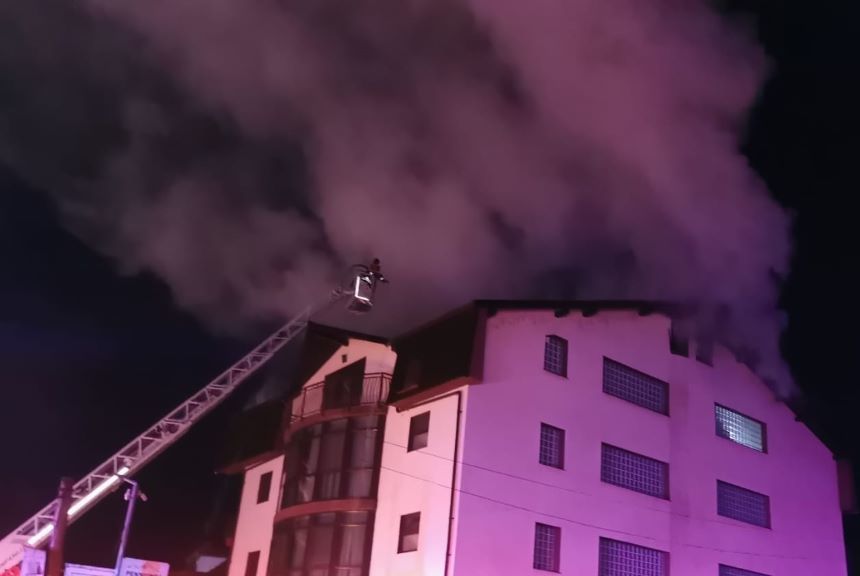 Incendiu devastator la o pensiune din județul Vâlcea, mai mulți răniți