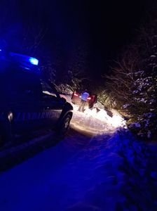 Alba: Jandarmii au intervenit pentru deblocarea maşinii unui turist care rămăsese înzăpezită pe Valea Cibanului, într-o zonă greu accesibilă - FOTO
