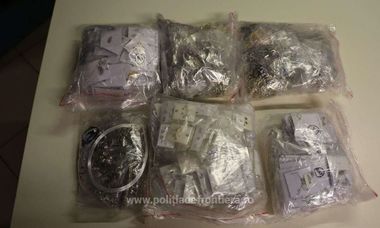 Poliţiştii de frontieră au descoperit 19 kilograme de bijuterii, ascunse în bagajul de mână al unei femei, la Aeroportul ”Henri Coandă”
