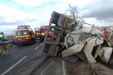 Buzău: Şoferul unei betoniere a murit după ce s-a răsturnat în afara carosabilului - FOTO