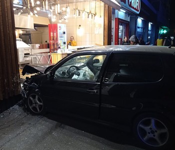 Accident spectaculos în Ploieşti: Un autoturism lovit de altă maşină a fost proiectat în vitrina unei patiserii - FOTO