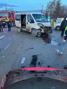 Cluj: Bărbat rănit într-un accident în care au fost implicate o autoutilitară şi un autoturism/ Traficul pe DN 15, blocat