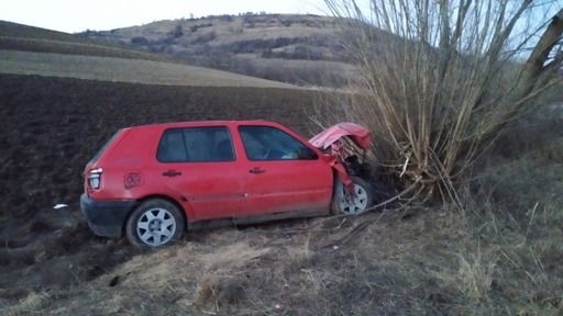 Sibiu: Tânăr de 19 ani, reţinut, după ce a condus o maşină cu număr fals, fără a avea permis, şi a făcut accident, după care a fugit / O fată de 18 ani şi un tânăr de 21 de ani au fost răniţi grav