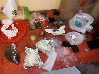 Braşov: 12 percheziţii la persoane suspectate de trafic de droguri / Ar fi vândut substanţele cu sume cuprinse între 60 şi 900 de lei, inclusiv către minori