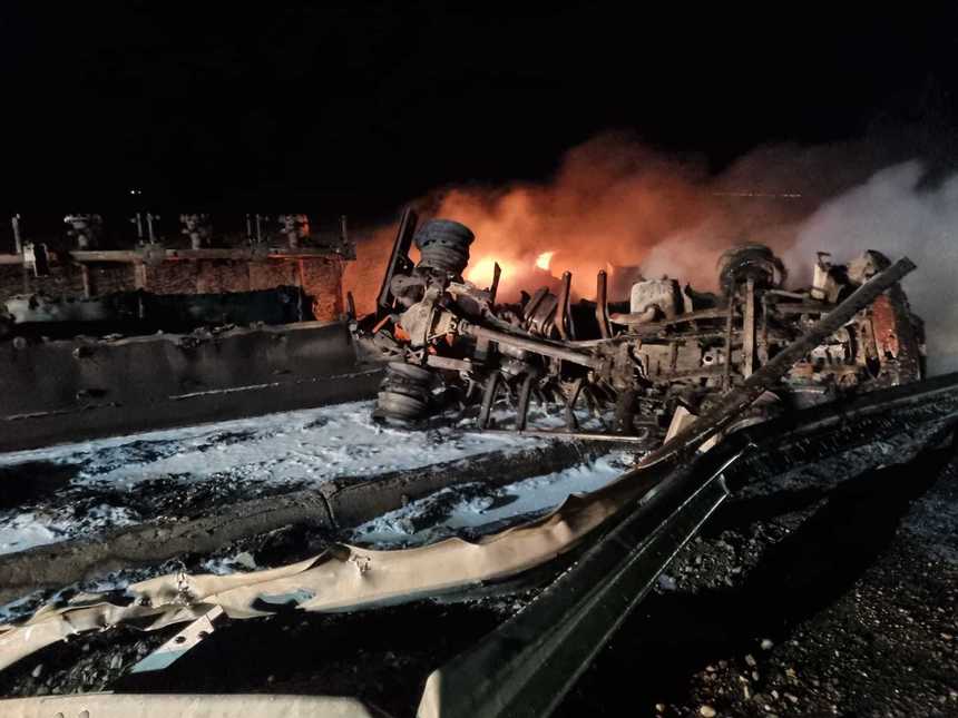 UPDATE - Brăila: Incendiu la o cisternă încărcată cu 40 de tone de motorină / Şoferul a fost găsit carbonizat în cabină  - VIDEO