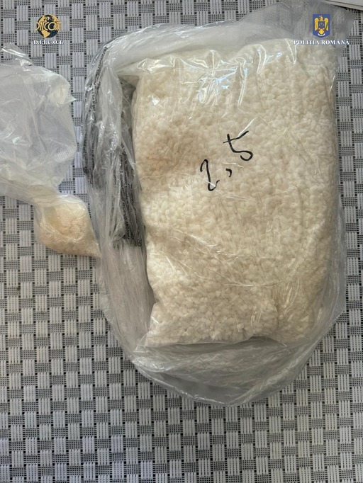 Brăila: Bărbat arestat preventiv după ce a fost prins când vindea un kilogram de cristal 3-CMC