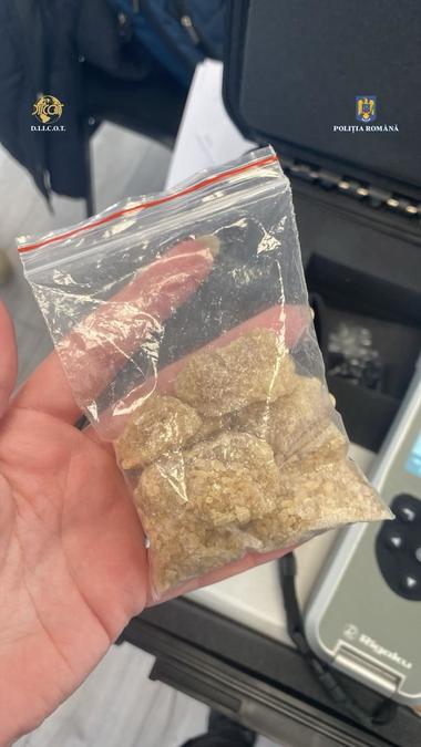 Bucureşti: Trei persoane, arestate preventiv pentru trafic de droguri/ Doi dintre suspecţi au intrat cu o macetă în casa celui de-al treilea, de unde au furat droguri, bani şi obiecte vestimentare