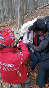 Mehedinţi: Intervenţie a salvamontiştilor în zona Vârful lui Stan, pentru a recupera o tânără care acuza dureri la o mână, după o căzătură