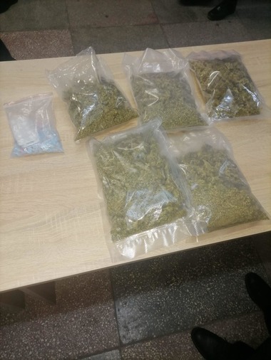 Bucureşti – Adolescent de 15 ani, prins cu droguri de mare risc de către poliţiştii locali din Sectorul 5