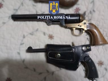 Timiş: Arme şi muniţie, găsite în casa unei femei de 75 de ani / Fiul ei, acuzat de camătă şi de ameninţarea celor care nu plăteau / O femeie care încasa datoriile, reţinută

