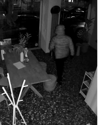 Medic neurolog din Bucureşti, cercetat, după ce a intrat de două ori într-o cafenea, a tăiat cablul de internet şi un senzor de iluminat şi a dat foc într-o încăpere / Bărbatul se afla sub influenţa alcoolului şi a unor medicamente benzodiazepine - VIDEO
