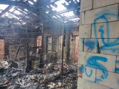 Vaslui: 14 magazii care aparţin unor blocuri din Bârlad, afectate de un incendiu/ Intervenţia pompierilor, îngreunată de cantitatea mare de materiale inflamabile depozitate - FOTO, VIDEO
