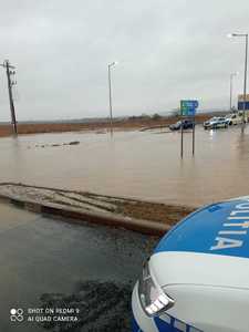 UPDATE - Inundaţii pe DN7, în judeţul Hunedoara, din cauza ploilor abundente / Traficul rutier la coborârea de pe autostrada A1 la Geoagiu a fost închis / Precizările poliţiştilor