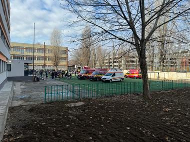 UPDATE - Spray lacrimogen, folosit de un elev de 15 ani în incinta Colegiului Dimitrie Leonida din Bucureşti / 33 de copii, evaluaţi, 25 duşi la spitale / Poliţia a deschis dosar penal/ Care e starea copiilor / Ce spune tatăl elevului 