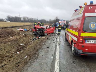 Suceava: Patru bărbaţi, răniţi după ce două maşini s-au ciocnit / Trei dintre victime au fost încarcerate