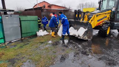 UPDATE - Apele Române: Râul Orăştie are 54 de centimetri peste cota de inundaţie, fiind în creştere / S-au realizat supraînălţări de mal cu saci de nisip şi pământ 