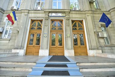 
Directorul Direcţiei Regionale Vamale Bucureşti, un şef de birou şi trei funcţionari, reţinuţi de către procurorii DNA / Sunt acuzaţi de luare de mită şi alte infracţiuni 