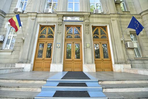 
Directorul Direcţiei Regionale Vamale Bucureşti, un şef de birou şi trei funcţionari, reţinuţi de către procurorii DNA / Sunt acuzaţi de luare de mită şi alte infracţiuni 