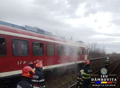 UPDATE - Dâmboviţa: Incendiu la tren personal / Pasagerii s-au autoevacuat în siguranţă, nefiind raportate victime