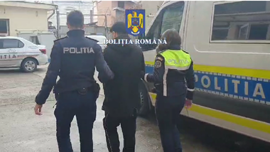 Olt: Un bărbat a fost reţinut pentru 24 de ore, după ce a dat foc uşii de acces într-o primărie / Nu au fost persoane rănite 