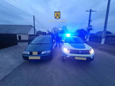 Suceava: Un bărbat care îşi agresase soţia a încercat să fugă de poliţiştii chemaţi la intervenţie / El a fost urmărit, iar maşina sa, oprită cu ajutorul dispozitivului spike / Şoferul a fost scos din maşină, încătuşat şi apoi internat la Psihiatrie