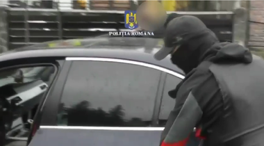 Doi pakistanezi, cercetaţi pentru răpirea unor cetăţeni străini / Autorităţile au identificat trei victime / Pentru una dintre ele s-a cerut răscumpărare de 10.000 de euro / Persoanele răpite, ţinute într-un apartament din Braşov - VIDEO

