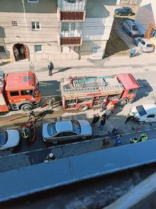 Braşov: Zeci de persoane între care şi copii, evacuate dintr-un bloc din Codlea, după ce un panou electric a luat foc, la subsolul clădirii
