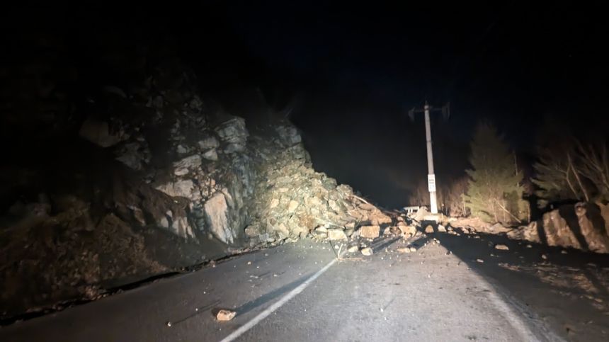 UPDATE - Trafic blocat pe DN 67C, în judeţul Alba, din cauza căderilor de pietre de pe versant/ Primele informaţii arată că nu sunt victime