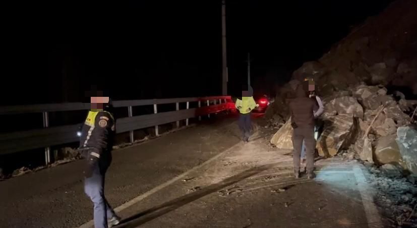 Traficul pe DN 67C, în judeţul Alba, deblocat parţial. Circulaţia este încă restricţionată pe un sens, din cauza căderilor de pietre de pe versant - FOTO