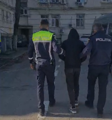 Dolj: Tânăr de 21 de ani, arestat pentru mai multe fapte de furt calificat. Poliţiştii spun că de două ori a furat dintr-o şcoală aflată în renovare

