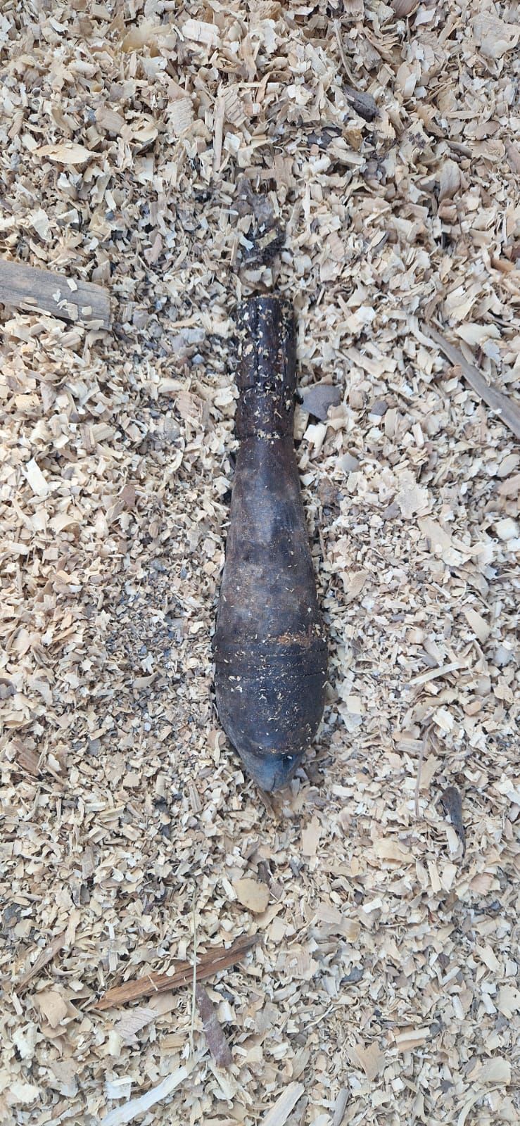 Harghita: Bombă aruncător, găsită în apele unui pârâu din localitatea Sărmaş - FOTO
